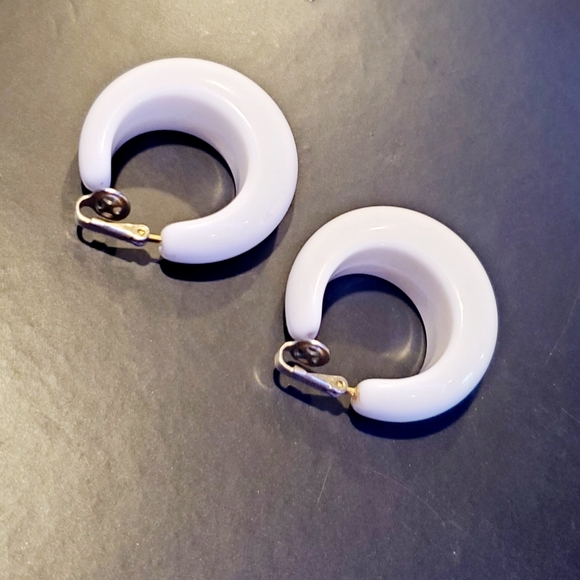 Vintage signed Trifari Crown Clip on Earrings. - Picture 5 of 7